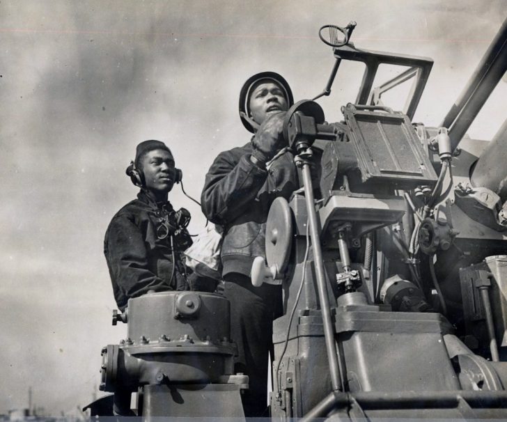 Black US soldiers behind an artillery gun