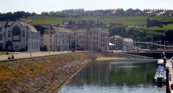 A quiet harbour front